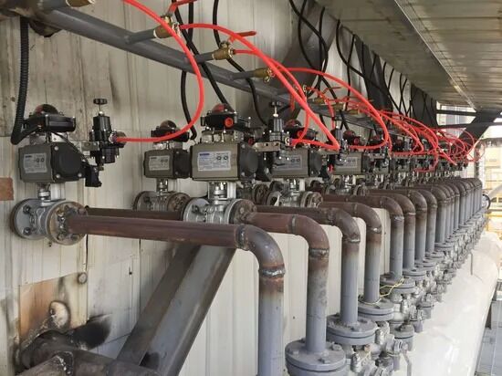 เครื่องเติมหลายหัวควบคุมโดย PLC พร้อมการทําความสะอาดอัตโนมัติสําหรับ E-Liquid และน้ํามันที่จําเป็น